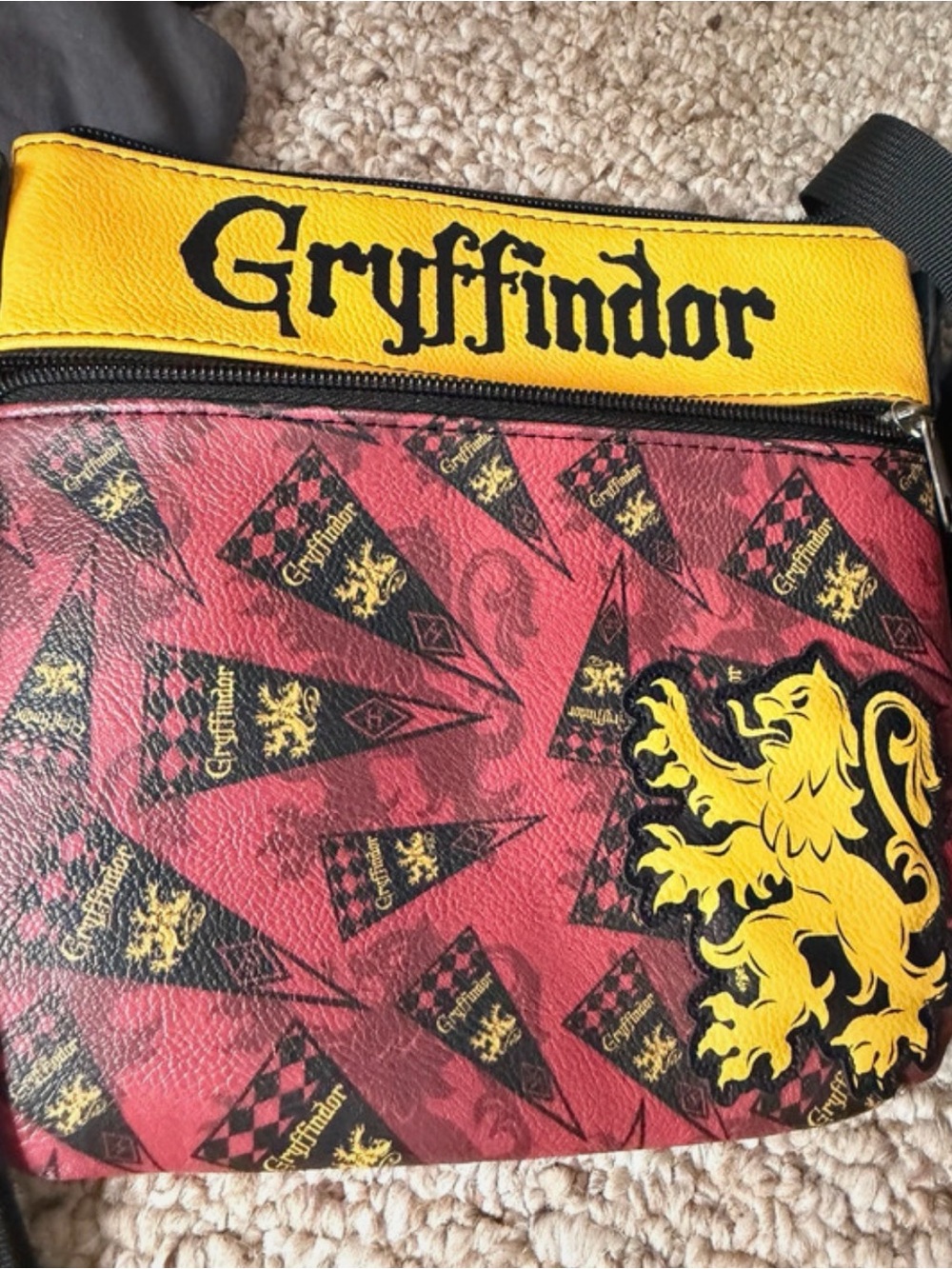 Howarts bundle. Crossbody bag. Purse, Tshirt. Two travel cups. Lid broken on 1 - Picture 6 of 7
